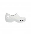 Zueco EVERLITE cerrado. Unisex. Crocs@Work color blanco