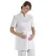 Bata premamá sanitaria 8241700 con cierre de corchetes. Dyneke