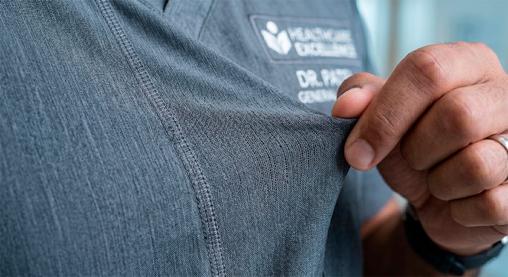 Detalle de tejido elástico y transpirable de una casaca sanitaria
